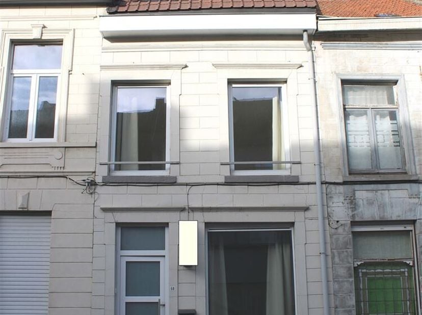living, keuken, badkamer (douche, toilet), 1 slaapkamer, kelder, zolder, terras, tuin en tuinberging. EPC: 323 kWh/m², 550,00 €/m