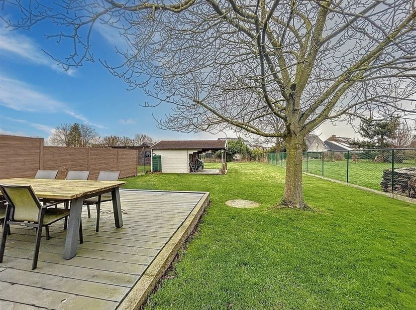 BEZOEK reservatie via sms 0470/30.20.10.&lt;br /&gt;
Deze charmante en goed onderhouden woning met 3 slaapkamers en garage is rustig gelegen en geniet van v