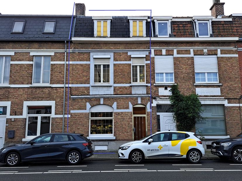 Goed gelegen te renoveren gezinswoning nabij het centrum met zeer goede verbinding autosnelweg, station en openbaar vervoer. De woning omvat op het ge