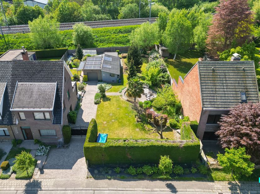 Deze bouwgrond van 670 m² bevindt zich in een rustige straat. De ligging is bijzonder gunstig met vlotte toegang tot openbaar vervoer, winkels en scho