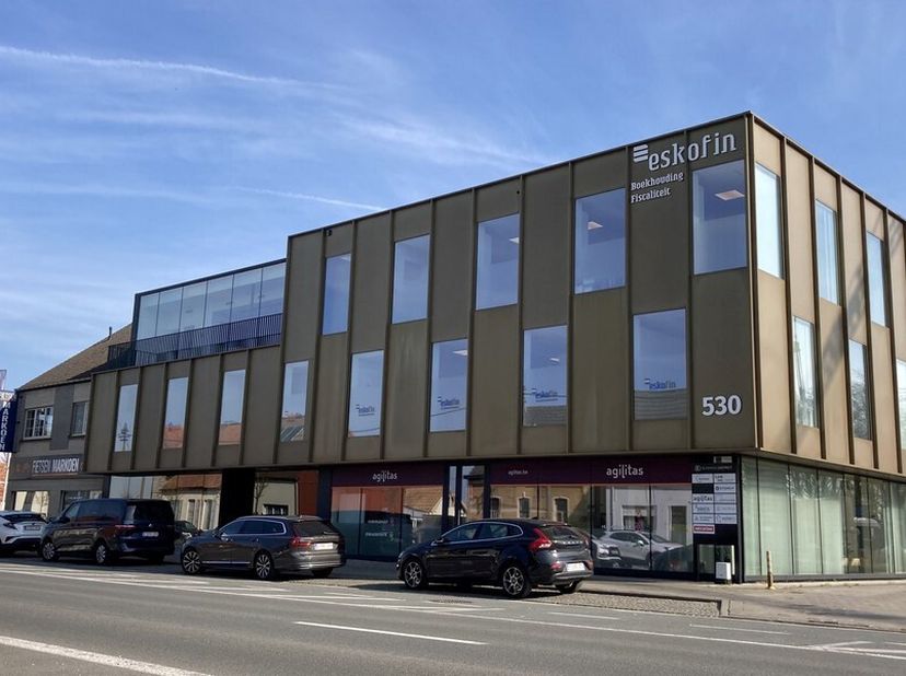 30m² gemeubelde kantoren met 4 werkplekken&lt;br /&gt;
Ligging: op slechts 350m van afrit R4 en vlot bereikbaar via E17&lt;br /&gt;
Specificaties: gevel in alumin