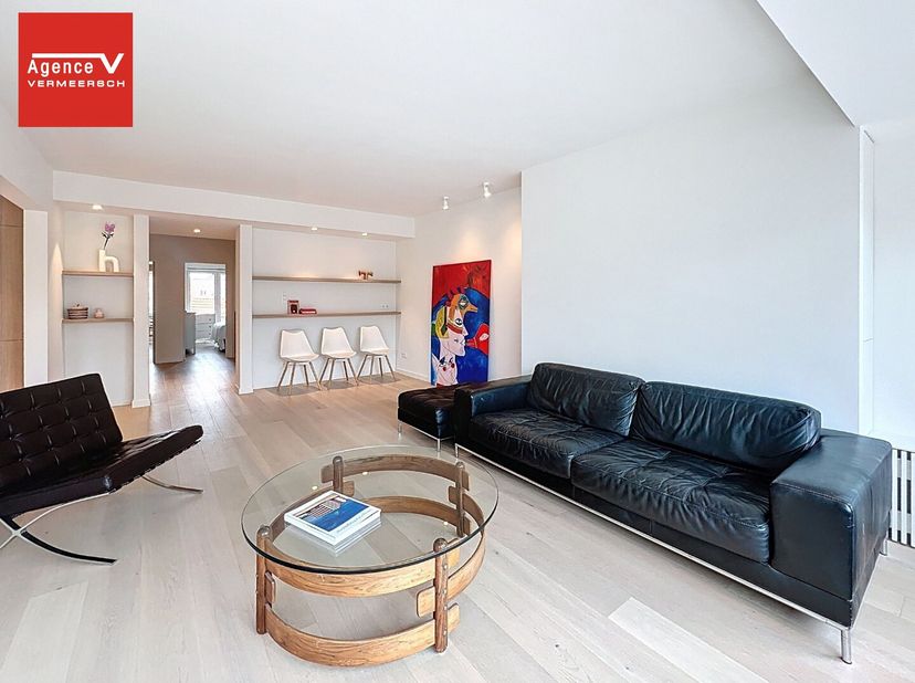 Dit volledig gerenoveerd appartement (96m²) bevindt zich op één van de mooiste wandelpromenades van Oostende, genoemd de Koninginnelaan, dewelke het M