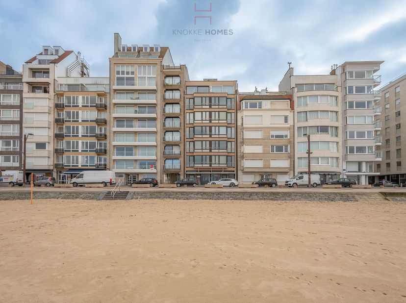 Dit charmante appartement is gelegen op de vijfde verdieping van het gebouw Auteuil aan de Zeedijk in het Zoute, met een prachtig uitzicht over de zee