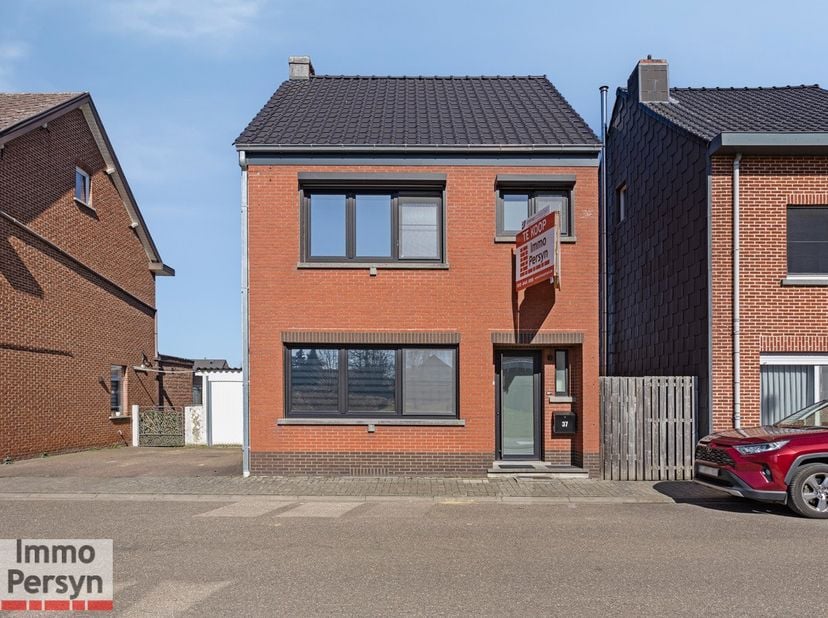 Ontdek deze gezellige woning, gelegen in de Schuurwaverstraat 37 te Scherpenheuvel. De ligging is ideaal, vlakbij de prachtige Basiliek van Scherpenhe