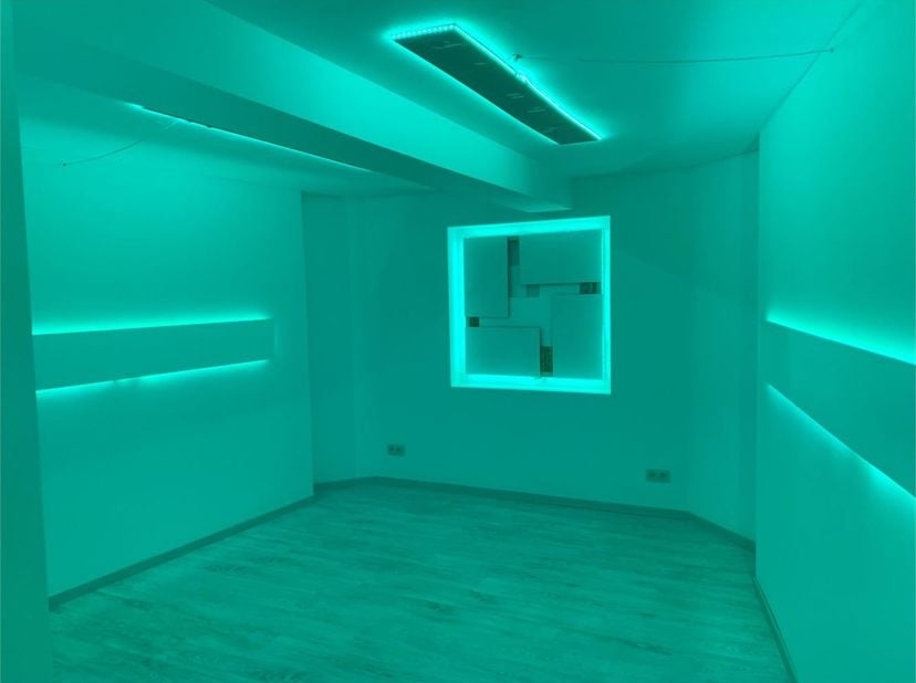 Het handelspand / kantoorruimte is gelegen in de vernieuwde galerij Claes, Stationsstraat te Genk. &lt;br /&gt;
&lt;br /&gt;
Het handelspand / kantoorruimte heeft