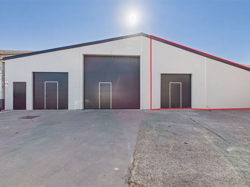 INNOV&#039;EXPERT immobilière vous invite à venir découvrir ce spacieux dépôt avec une superficie totale de +/- 145 m². Idéalement situé dans une rue calme