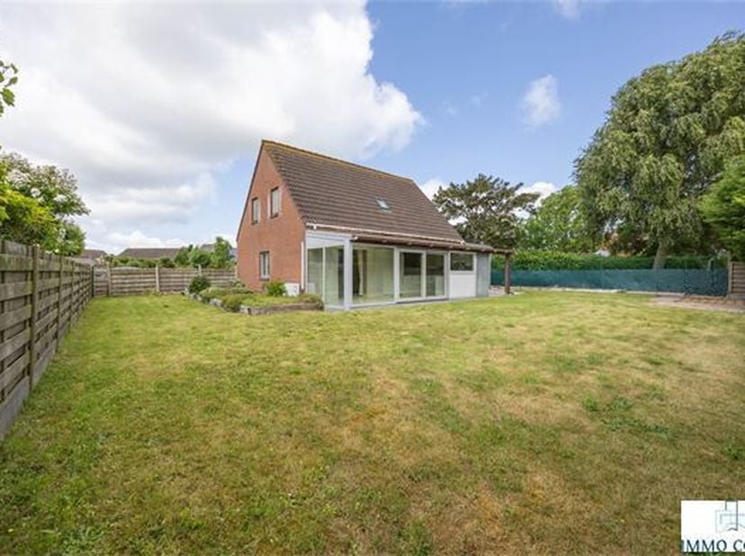 Te renoveren alleenstaande woning op mooi perceel van bijna 600m² gelegen in doodlopende straat van rustige woonwijk. Indeling :  Inkomhal met apart g