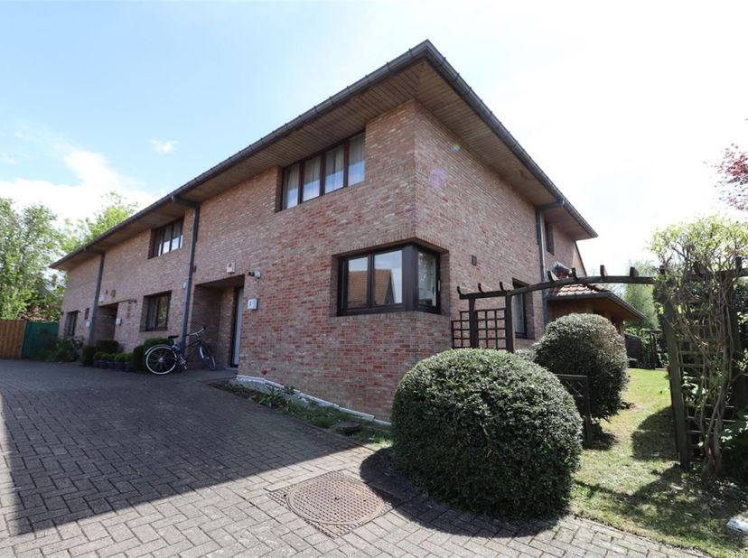 WEZEMBEEK-OPPEM, in een privédomein bij Stockel. Mooi huis (4 slaapkamers/3 badkamers) van 192m² met tuin en parkeerplaats. Het bestaat uit een lichte