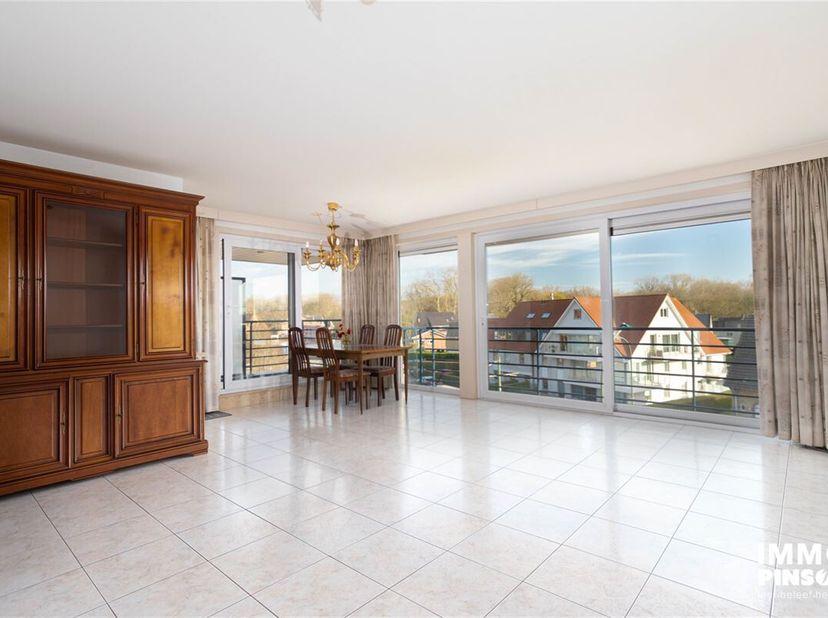 Appartement lumineux avec 3 chambres, à quelques pas de la plage et du centre de De Panne. Il offre une vue magnifique sur le Calmeynbos et bénéficie