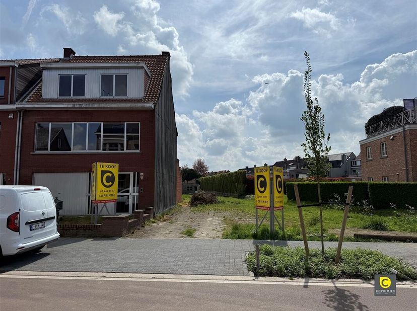 Deze ruim te renoveren woning met gevel breedte van 7 meter  bevindt zich op een zuid georiënteerde perceel van 376 m² pal in het centrum van Aartsela