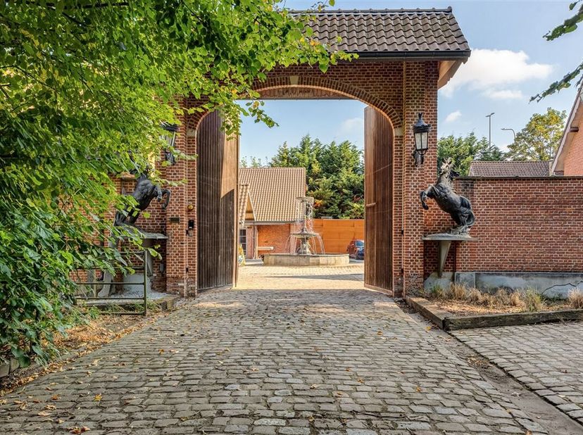 Ferme historique &quot;De List&quot; sur 27.355m² dans une réserve naturelle, près de Peerdsbos, proche des infrastructures, écoles et commerces. La propriété a