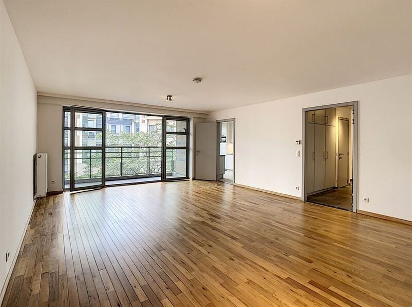 Description: Dans un construction récente, appartement d&#039;une superficie de 139 m2 situé au 4ème étage ,  dans un quartier regroupant toutes les commod