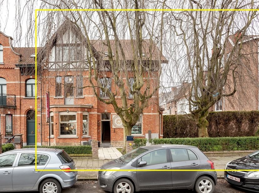 Luxe commercieel pand met hoogwaardige materialen te Aalst! Bent u op zoek naar de perfecte locatie voor uw vrij beroep? Wij bieden u deze prachtige b