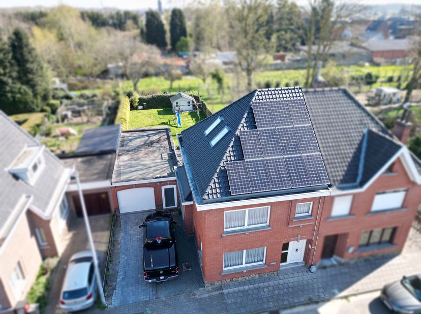 Maison avec 3 chambres, garage spacieux et jardin dans un emplacement de choix !&lt;br /&gt;
Cette maison spacieuse est située dans une rue calme, à une cou