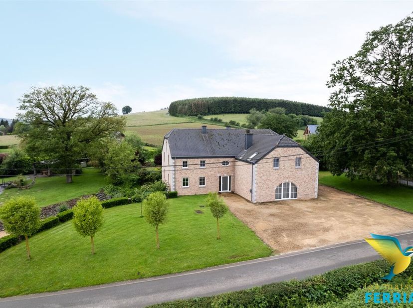 Visites sur rendez-vous au 0476/08.47.47&lt;br /&gt;
Superbe villa située dans un cadre exceptionnel offrant une vue dégagée à 360° ainsi que deux apparteme