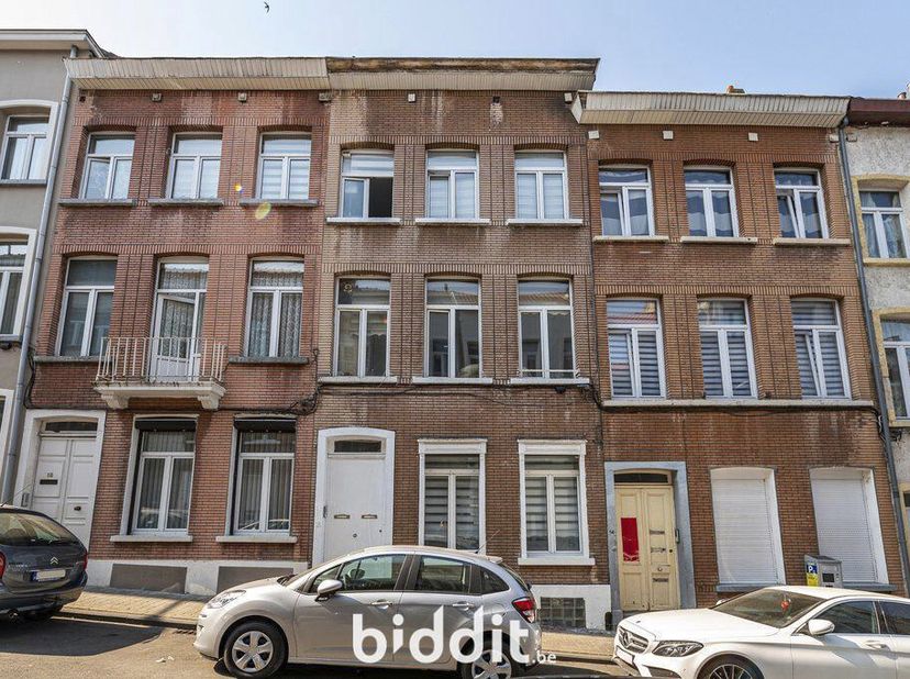 MAISON D&#039;HABITATION. &lt;br /&gt;
 &lt;br /&gt;
Une maison d&#039;habitation, pour une superficie de 89ca. Compr. 5 chambres. R.c.n.i. 542€. Libre d&#039;occ. Zone d&#039;habita