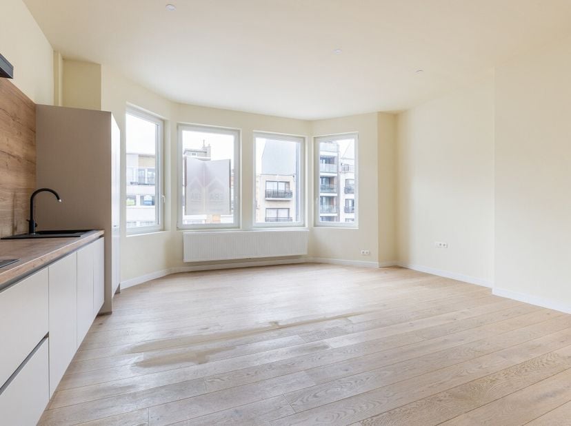 Blankenberge: Volledig gerenoveerd appartement met 2 slaapkamers en zonneterras te koop, vlakbij zee! Op zoek naar een stijlvol en instapklaar verblij