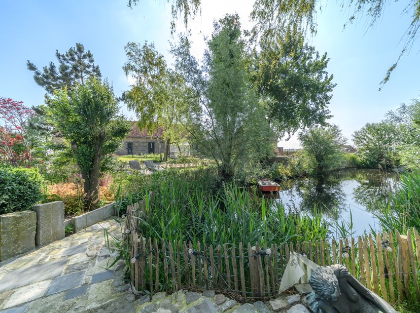Propriété rurale située dans un endroit très calme dans le Zwaantje à Wulveringem (Furnes). Cette ferme est située sur 7 000 m² et possède une maison