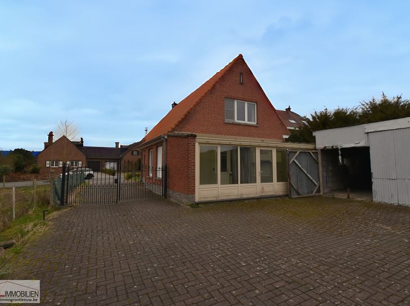 Immo Groot Leeuw stelt u deze woning voor dat een unieke combinatie van rust, ruimte en een strategische ligging biedt. De woning beschikt over twee s