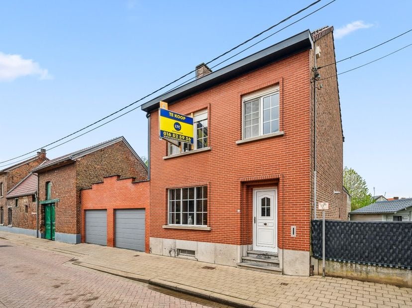 Deze ruime woning, gelegen in de Aststraat 9 in Bost (Tienen), combineert comfort met energiezuinig wonen. Op het gelijkvloers kom je binnen in een in