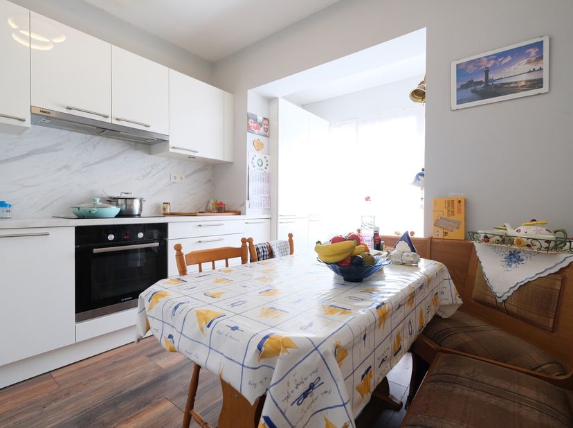 ANDERLECHT  Réf. 6821375Situé dans un petit immeuble de seulement trois unités, cet appartement spacieux vous séduira par son agencement et sa luminos