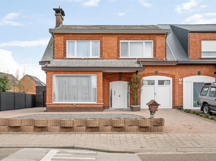 Locatie: Deze woning is gelegen in een rustige straat dicht bij het centrum en de Merodebossen. De omgeving is ideaal voor wandelaars en natuurliefheb