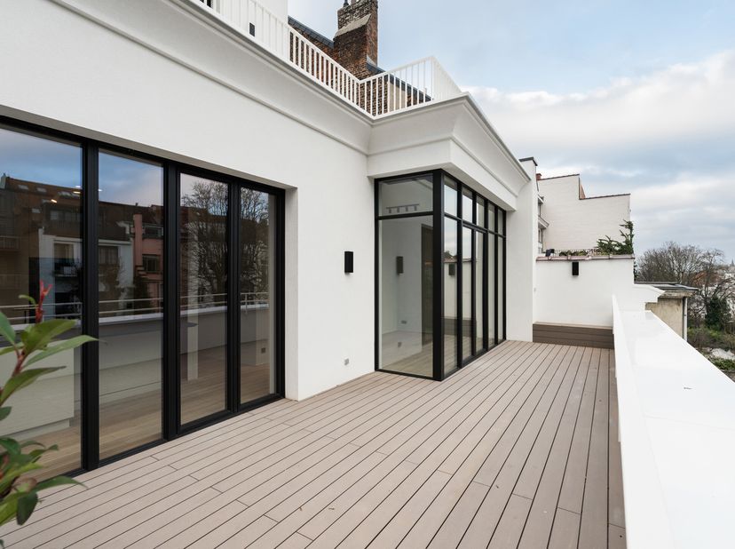 IXELLES - Idéalement situé entre Louise, Flagey et le quartier du Châtelain, ce magnifique duplex penthouse (3ch/2sdb) de 1ere occupation est situé da