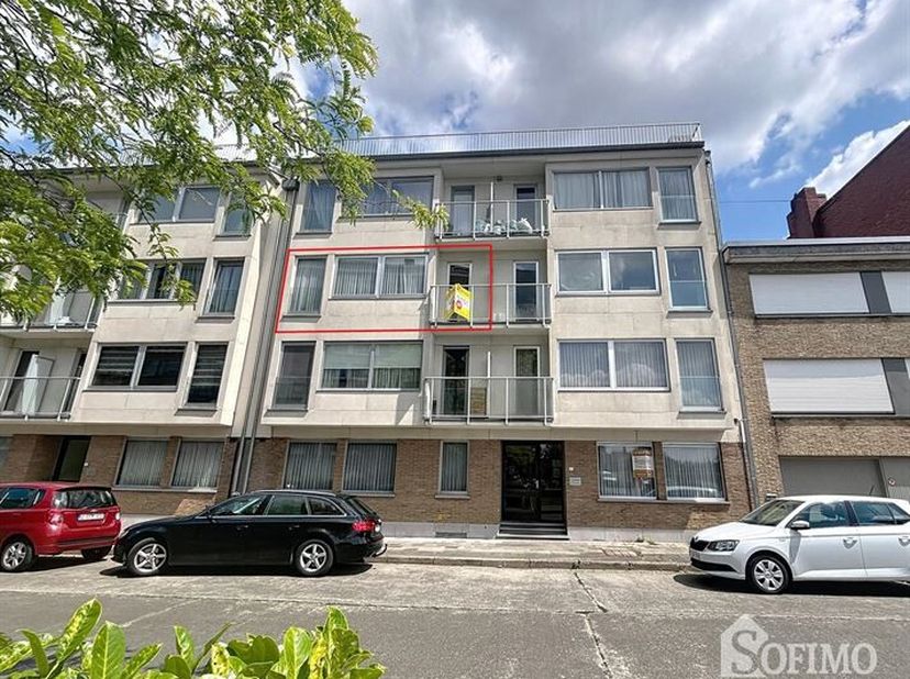 Appartement met garage op een boogscheut van het centrum te ROESELARE &lt;br /&gt;
De indeling is als volgt:&lt;br /&gt;
Inkom, apart toilet, lichtrijke leefruimt