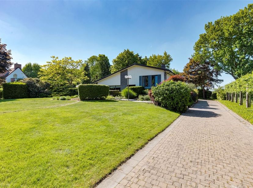 Vrijstaande, ruime villa te Kontich met 5 slaapkamers en 3 badkamers op een perceel van 2.128m².&lt;br /&gt;
Dit huis is gelegen tussen het centrum van Aart