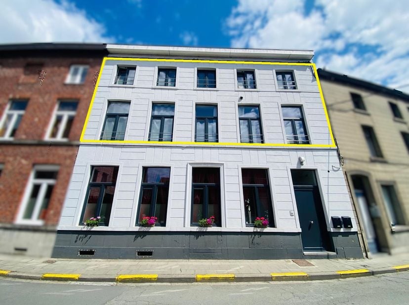 Superbe appartement en duplex dans le centre ville de Leuze-en-Hainaut !&lt;br /&gt;
Celui-ci vous offre un hall d&#039;entrée, un salon, une cuisine équipée, un