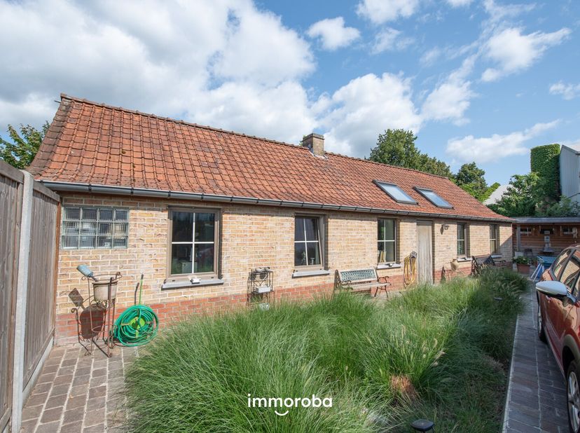 Gerenoveerde woning (2019) met gezellige leefruimte met open keuken, handige ruime berging, grote badkamer (instapdouche, dubbele wastafel en veel kas
