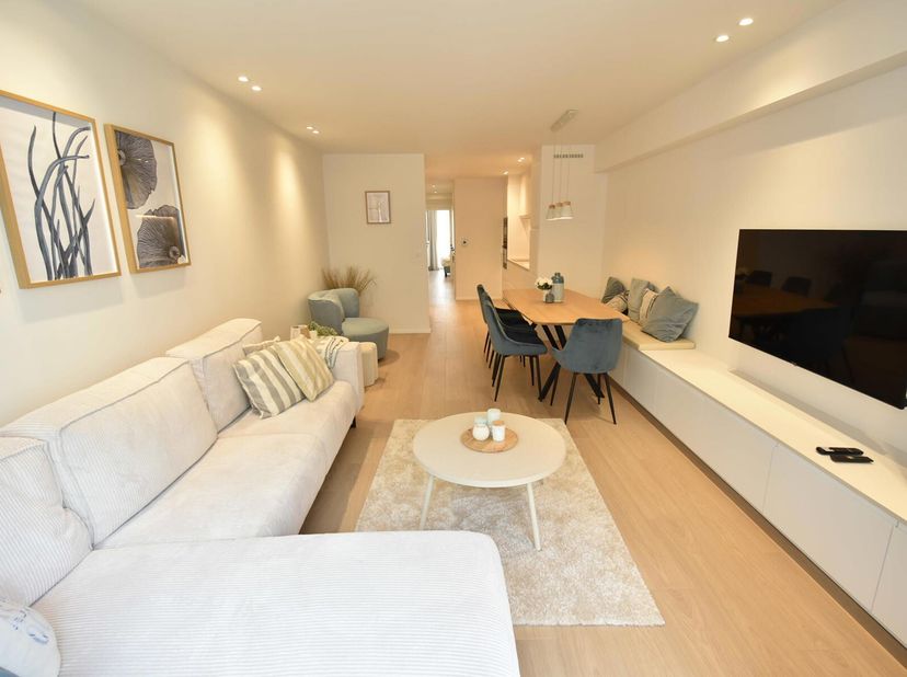 ZEER SMAAKVOL GERENOVEERD APPARTEMENT OP SLECHTS ENKELE PASSEN VAN DE ZEEDIJK.