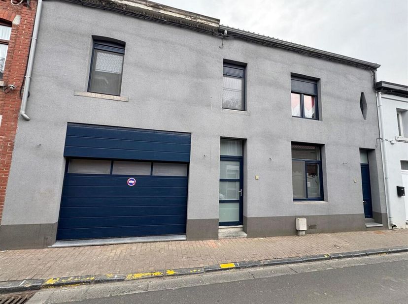 Prix: Offre à partir de 160.000 euros, frais d&#039;agence non inclus et à charge de l&#039;acquéreur. &lt;br /&gt;
Maison à rénover avec garage et comprenant: &lt;br /&gt;