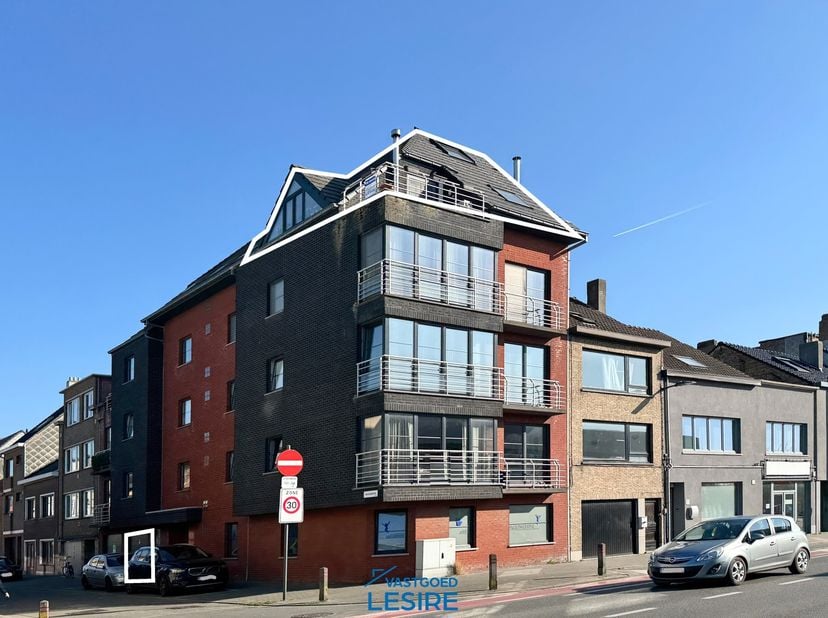 Dit duplex appartement is gelegen in Oostende..&lt;br /&gt;
&lt;br /&gt;
Indeling:&lt;br /&gt;
&lt;br /&gt;
	-woonkamer met eetkamer&lt;br /&gt;
	-ingerichte keuken&lt;br /&gt;
	-berging