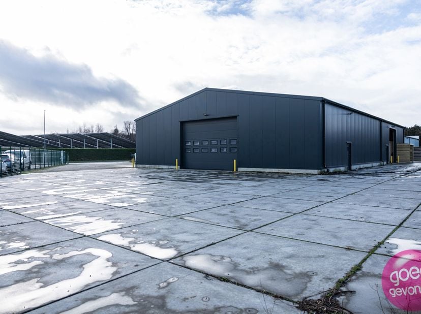 RECENT INDUSTRIEEL GEBOUW met ruime  hal en  kantoorgedeelte, in uitstekende staat, gelegen op het industrieterrein &quot; OVERHAEM&quot; te Tongeren.&lt;br /&gt;
+ u