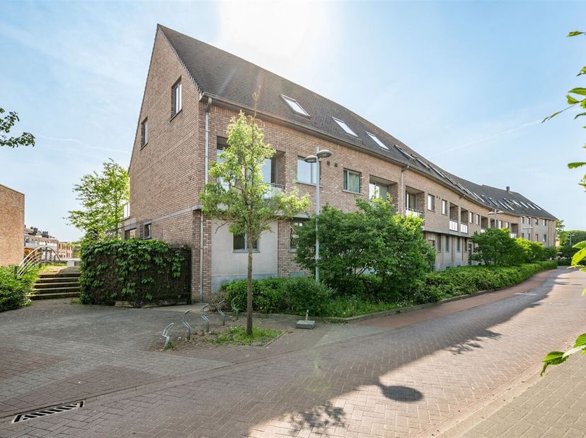 Energiezuinige duplex met 3 slpk en zeer  ruim terras (36m²).&lt;br /&gt;
Ligging: Dit instapklaar, energiezuinig appartement dateert uit 2005 en is gelegen