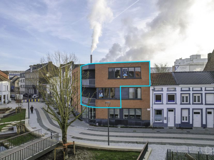 In de volledig vernieuwde Beauduinstraat, waar de Grote Gete opnieuw zichtbaar werd en een autoluw groenplein werd aangelegd, vindt u dit instapklare