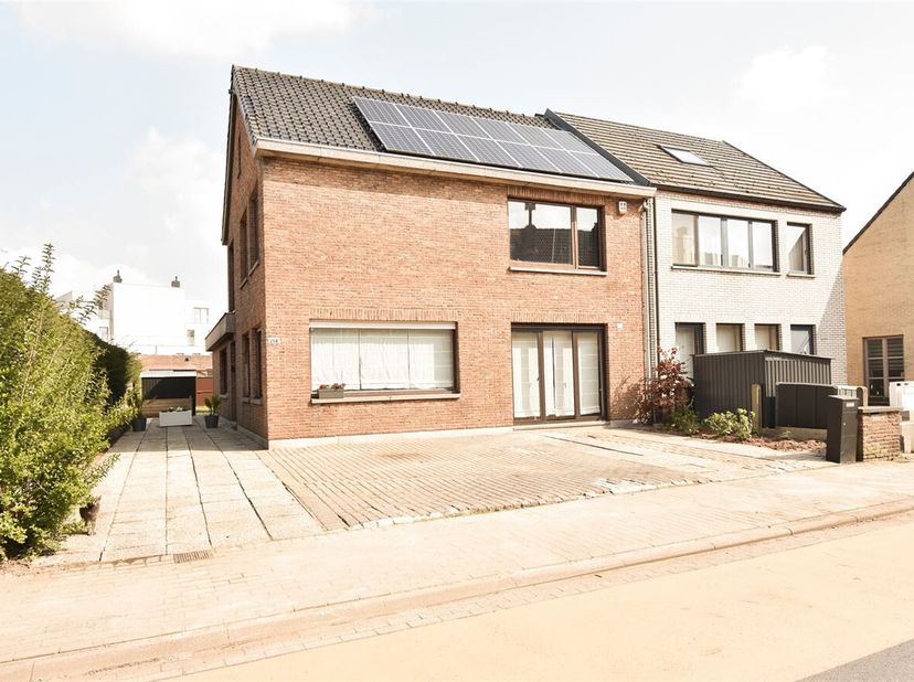 Instapklare halfopen bebouwing met 4 slaapkamers, tuin en garage&lt;br /&gt;
Deze woning is gunstig gelegen vlakbij het centrum van Beveren en met een vlott