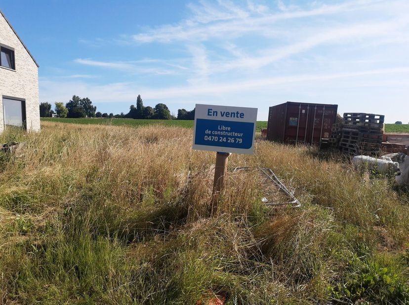 Ce terrain de plus de 10 ares avec une jolie vue sur les champs est idéal pour votre projet de construction, il offre une largeur à rue de plus de 20