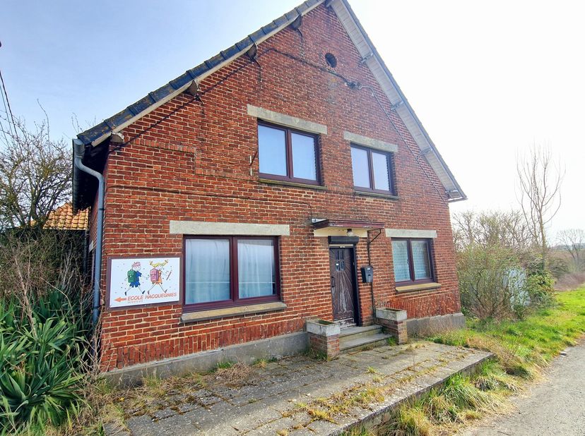 Huis met 4 voorgevels, 110 m² woonoppervlak en garage, gelegen in Hacquegnies, ideaal dichtbij de faciliteiten van de gemeente Frasnes-lez-Anvaing (sn
