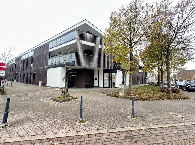 Dit mooie appartement in Heusden-Zolder is ideaal voor wie op zoek is naar een comfortabele en gezellige woonruimte. Het appartement beschikt over een