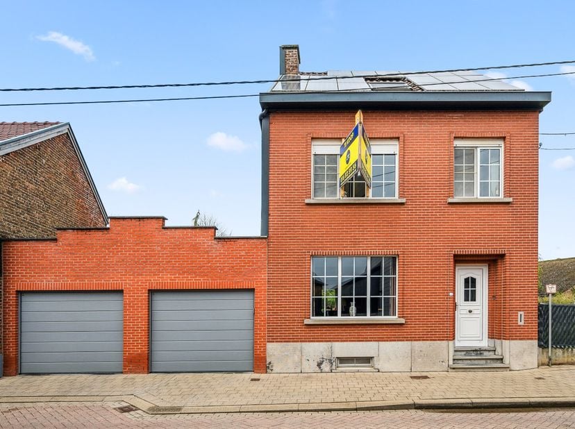 Deze ruime woning, gelegen in de Aststraat 9 in Bost (Tienen), combineert comfort met energiezuinig wonen. Op het gelijkvloers kom je binnen in een in