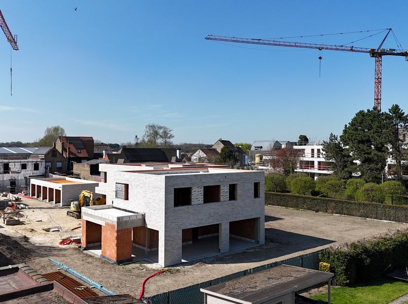 Op een uitstekende locatie, centraal gelegen in de dorpskern van Sijsele vinden we deze energiezuinige woning met grote tuin.&lt;br /&gt;
Vanuit Sijsele heb