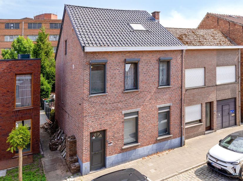 Opendeurdag 5 en 6 juli - inschrijven via www.polares.eu&lt;br /&gt;
Deze woning met vier slaapkamers ligt op een toplocatie, vlak bij het bruisende centrum