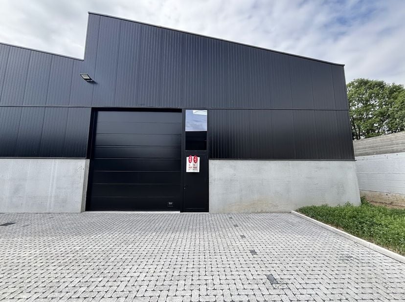 Nieuwbouw KMO-unit van ca. 180 m² te huur in project Zeus gelegen langs de Gauwelstraat te Zwevegem.  &lt;br /&gt;
Voorzieningen: &lt;br /&gt;
- Parkeerplaats&lt;br