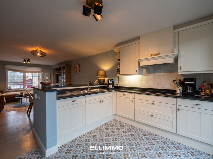 Deze prachtige duplex, gelegen in een rustige straat in het groene Munsterbilzen, biedt een unieke combinatie van gezelligheid, charme en een degelijk