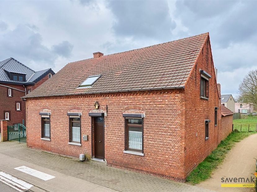 In het hart van Koersel centrum bevindt zich deze charmante hoeve uit de jaren &#039;20. Deze karaktervolle woning werd in de jaren &#039;80 volledig gerenoveer