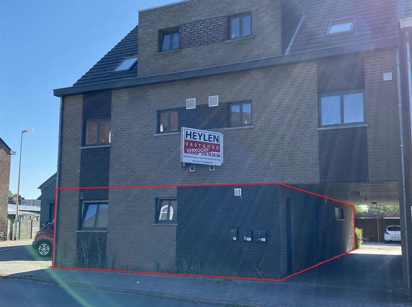 Gelijkvloers 1 slaapkamer appartement met terras op toplocatie. &lt;br /&gt;
Ligging: Zeer gunstig gelegen, in het centrum van Veerle-Laakdal. Vlotte verbin