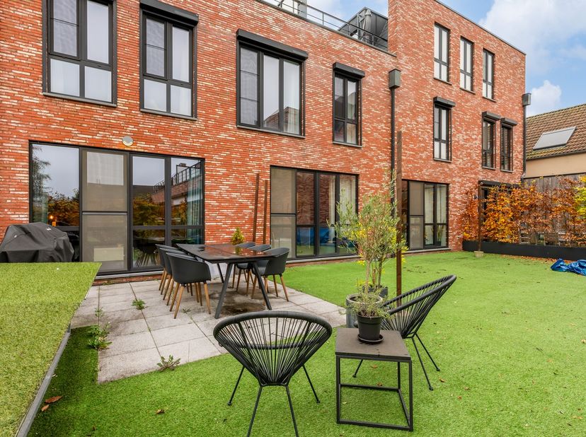 Dit zeer recent en hoogwaardig afgewerkt appartement (eerste ingebruikname 2019) bevindt zich op het gelijkvloers aan de rustige achterzijde van het g