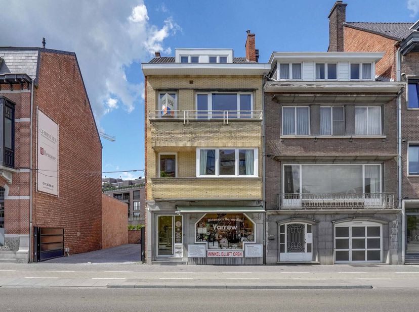 Uniek Gebouw met Handelspand en 2 Appartementen op Topligging in Hasselt&lt;br /&gt;
Op zoek naar een slimme investering op een toplocatie? Dan is dit uitzo